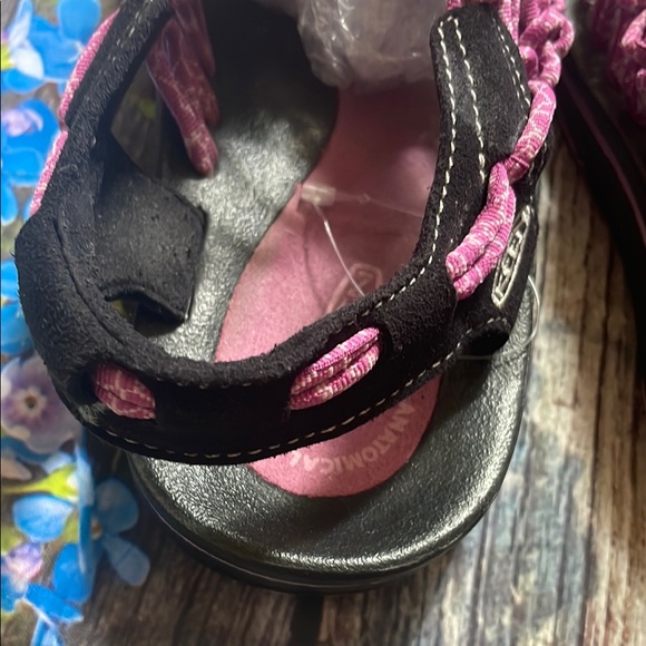 KEEN Women's Pink and Black Sandals - Picture 8 of 8